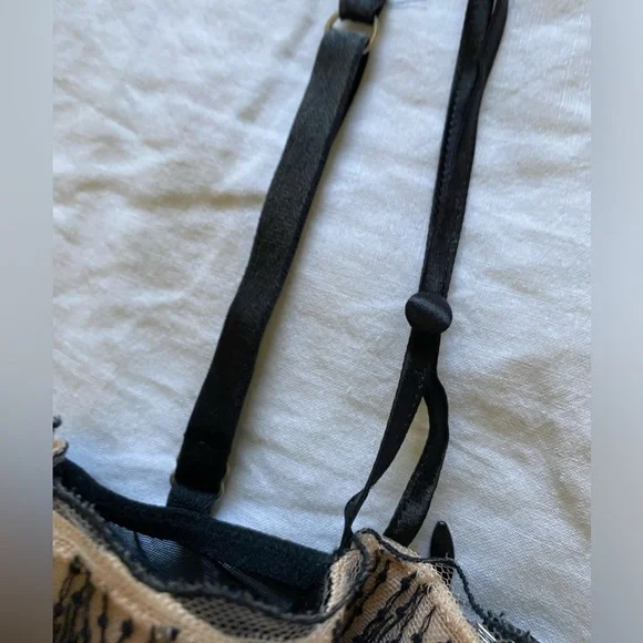 Victoria's Secret Black & Nude Dot Lace Ruched
Longline Bra - Picture 6 of 7